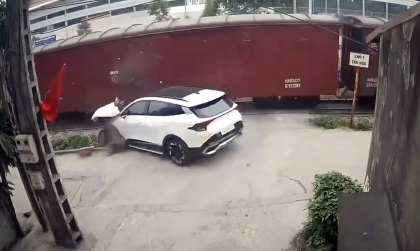 Clip TNGT: Bất cẩn không quan sát, tài xế KIA Sportage bị tàu hoả kéo văng xuống vệ đường