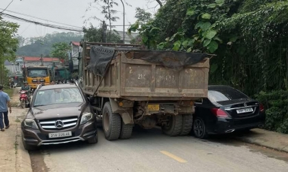 Ảnh TNGT: Xe tải làm nên kỳ tích khi