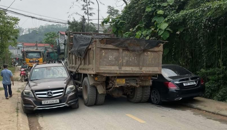 Ảnh TNGT: Xe tải làm nên kỳ tích khi