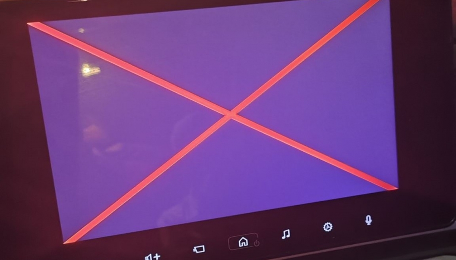 Các cụ cho hỏi màn hình xe Mitsu Xpander bị gì thế này ạ?