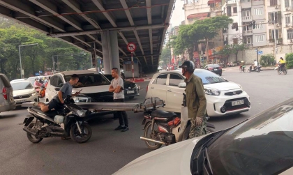 Ảnh TNGT: Mitsubishi Xpander gặp hoạ vì xe tự chế chở hàng cồng kềnh tại Hà Nội