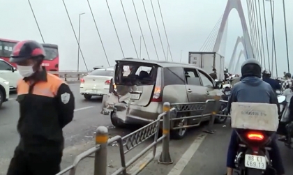 Clip TNGT: Lại thêm tai nạn liên hoàn trên cầu Nhật Tân, Hà Nội