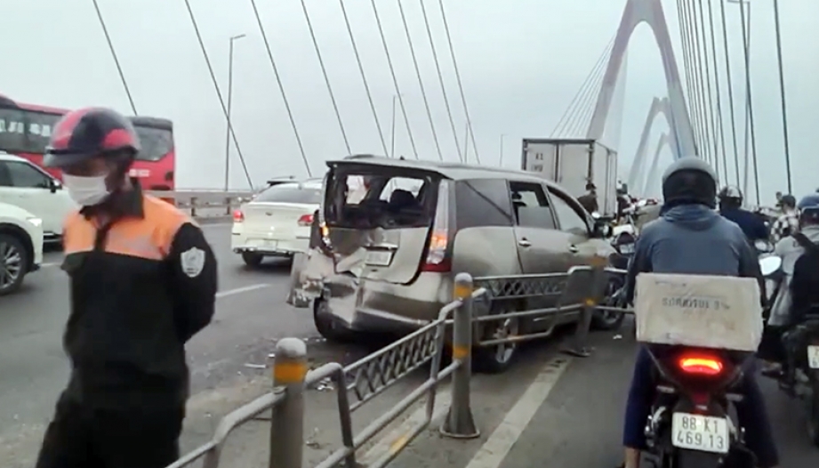 Clip TNGT: Lại thêm tai nạn liên hoàn trên cầu Nhật Tân, Hà Nội