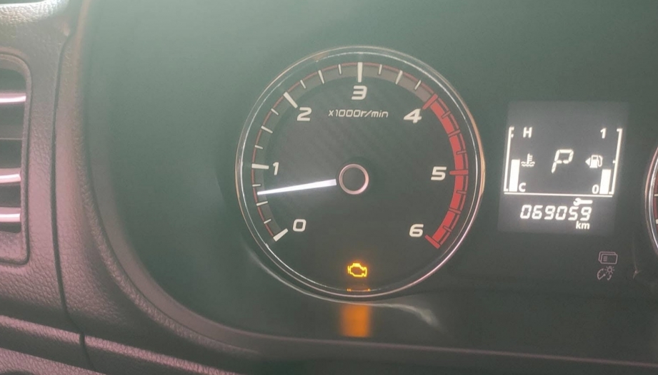 Mitsubishi Triton báo lỗi như này là sao các bác?