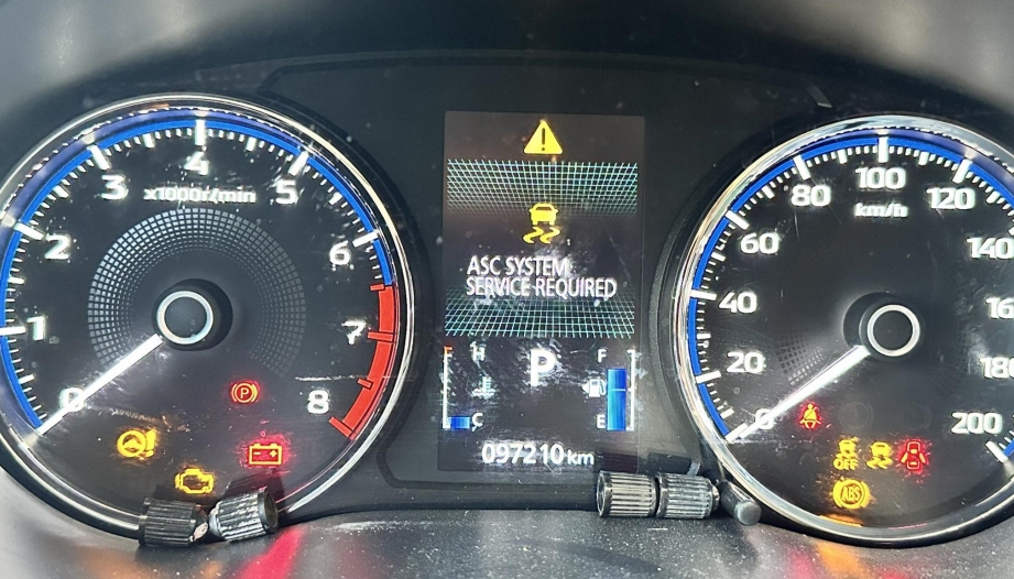 Mitsubishi Xpander hiện nhiều lỗi trên đồng hồ là sao thế ạ?