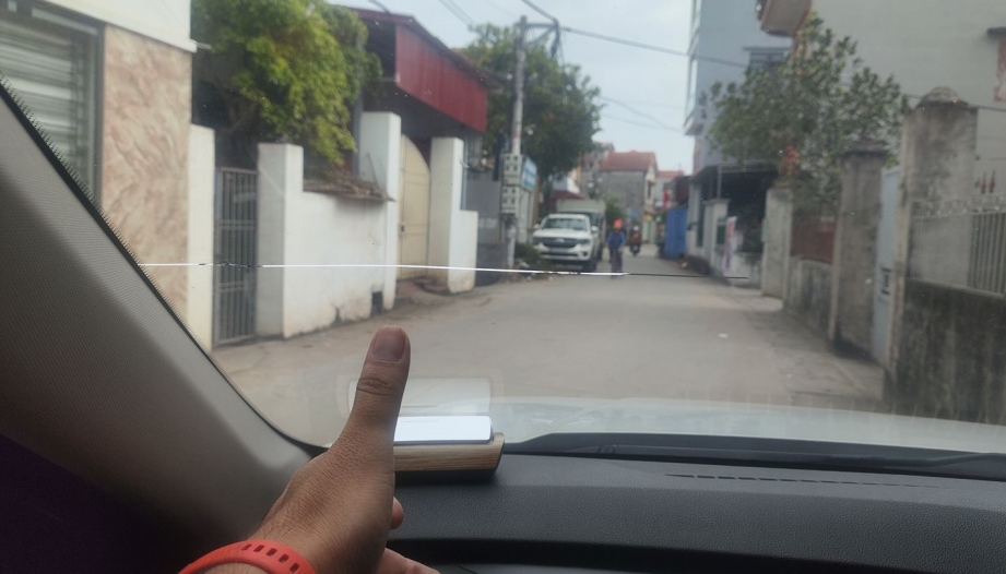 Mitsubishi Attrage bị nứt kính thế này có cách nào xử lý ngoài thay thế không?