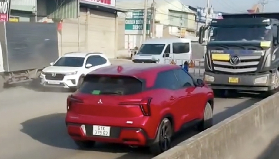 Clip: Tài xế Mitsubishi Xforce, không hiểu vì sao, thản nhiên lao vào đường một chiều đấu đầu xe tải