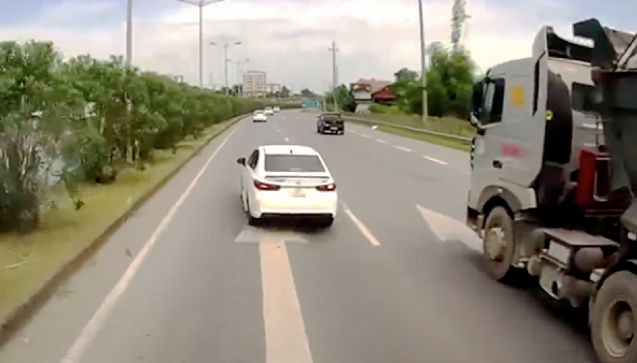 Clip: Lái xe như này thì đừng lên cao tốc kẻo gây hoạ cho người khác và chính mình...