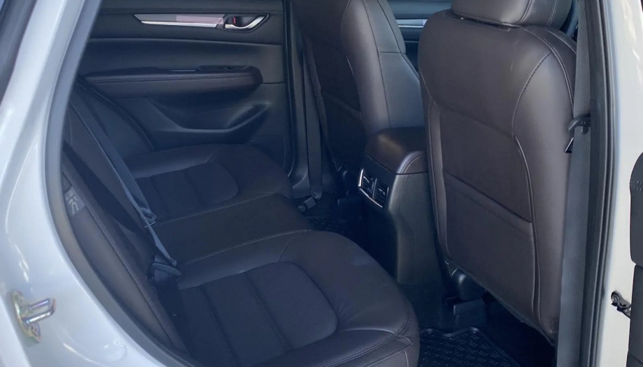 Xin các bác chỉ giáo lỗi ở hàng ghế sau Mazda CX-5