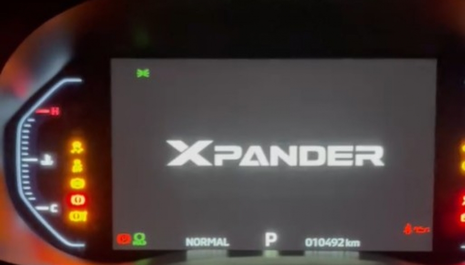 Mitsubishi Xpander đề máy chỉ nháy màn hình đồng hồ rồi tắt là sao các bác?