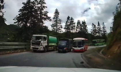 Clip: Tài xế xe chở khách mà lái xe như thế này thì có nên tiếp tục hành nghề không?