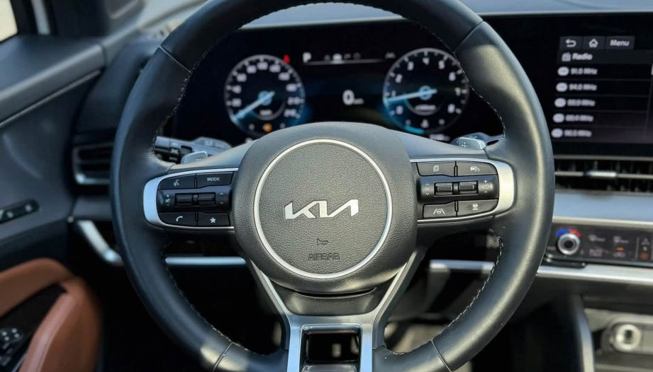 Các bác cho hỏi xe Kia Sportage HEV bị tụt số km còn lại thế này là sao nhỉ?
