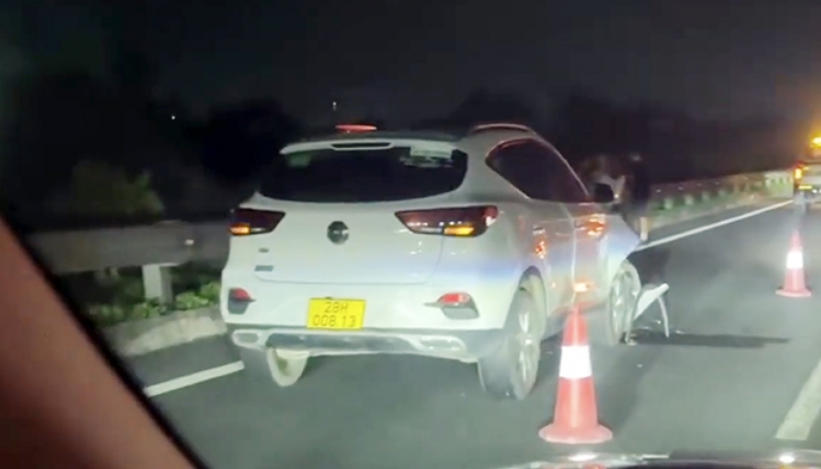 Clip TNGT: MG ZS tan nát vì đâm vào đuôi Defender trên cao tốc Pháp Vân - Cầu Giẽ