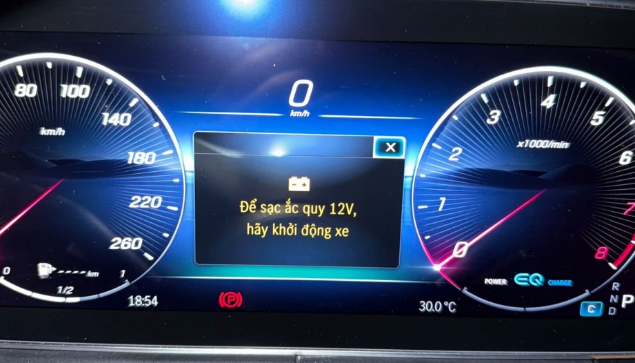 Đồng hồ xe GLC báo thế này có phải do ắc quy yếu?