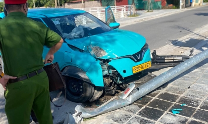 Ảnh TNGT: Đến cột điện thép còn bị quật đổ thì không biết ông tài xế phóng tốc độ bao nhiêu?