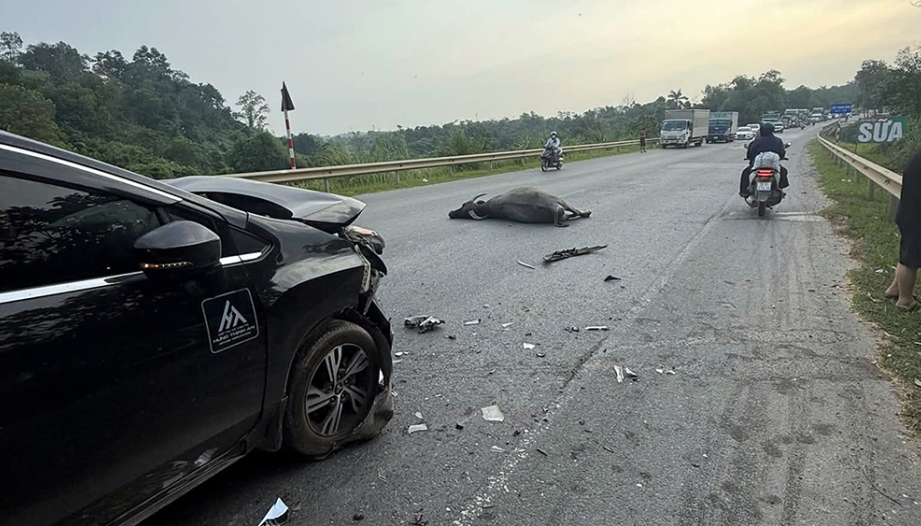 Clip TNGT: Trực tiếp gây tai nạn cho Xpander, Lamborghini còn gián tiếp khiến hai ông Howo đâm nhau.